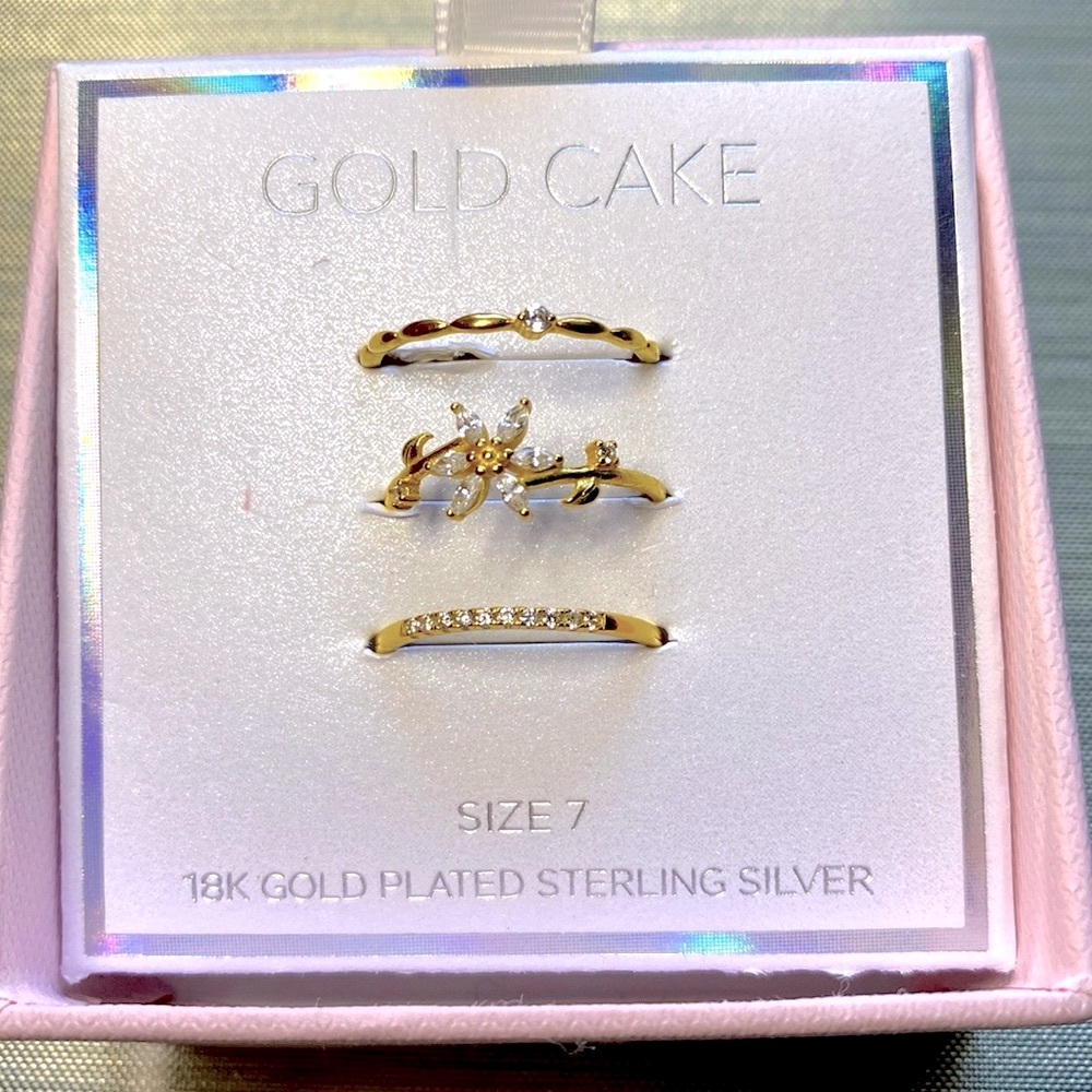 Set of 3 BRAND NEW Gold Cake hand painted rings 🥰 Box included 🎁